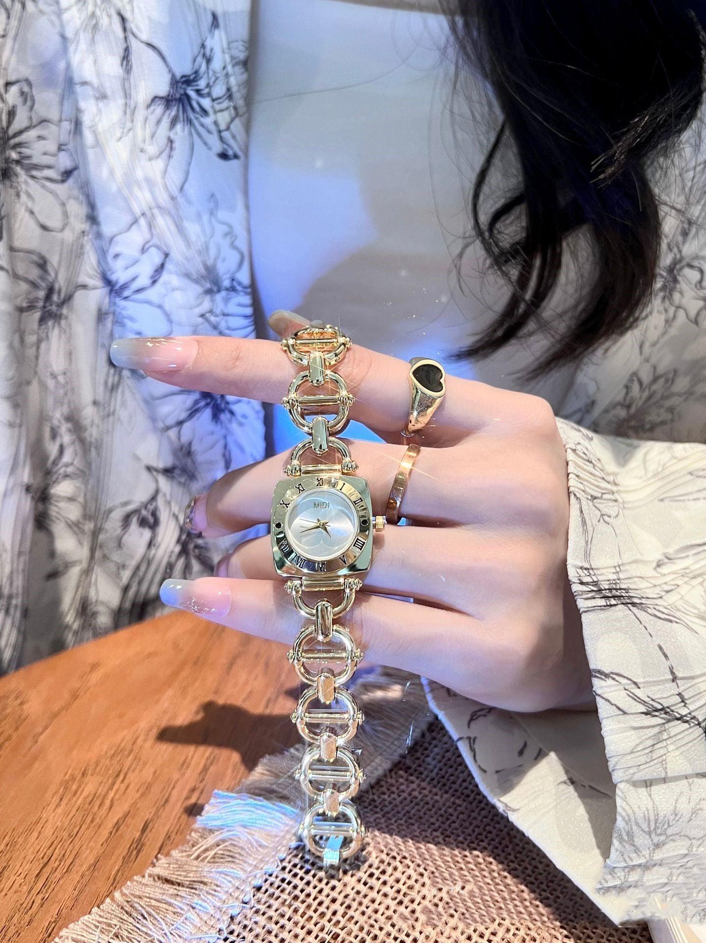 Women's Retro Small Square Bracelet Watch - Aaryan Malik اريان مالك