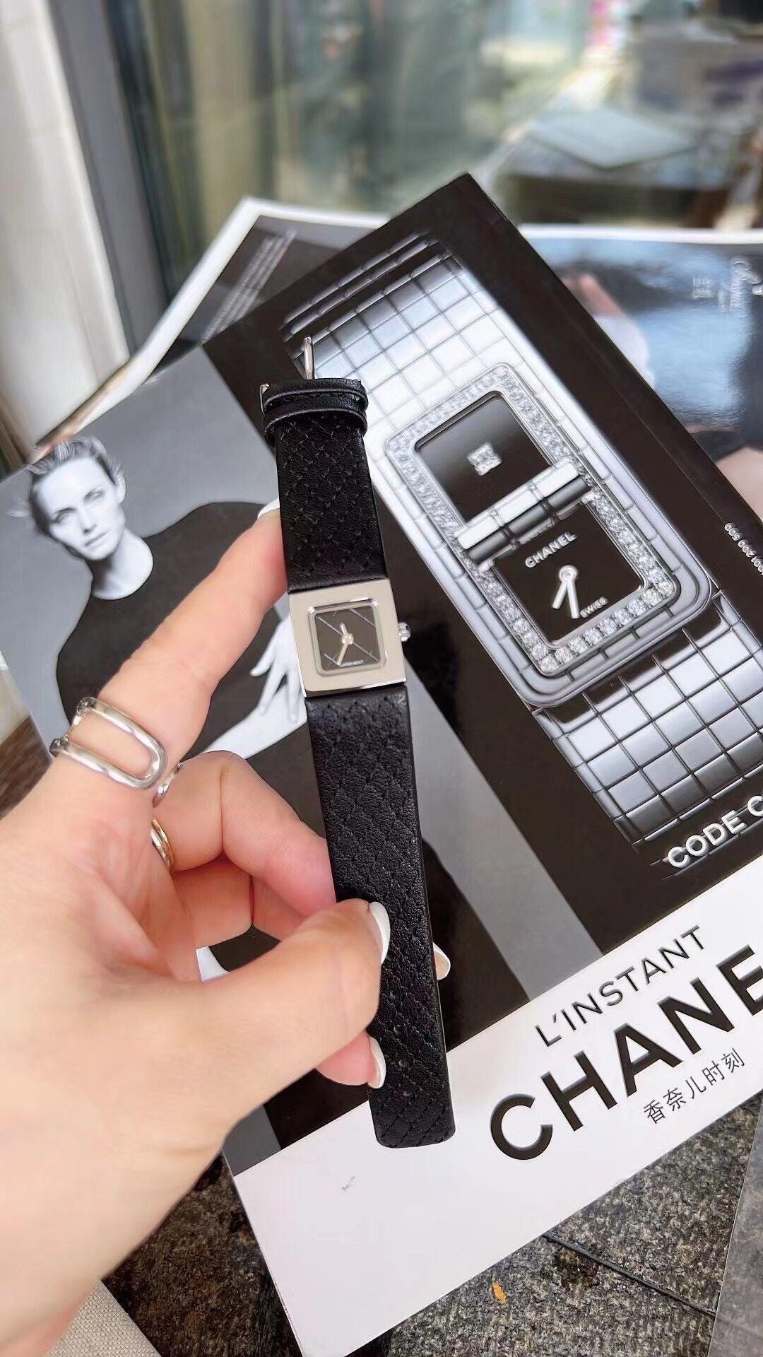 Square Retro Design Fashion Women's Leather Watch - Aaryan Malik اريان مالك