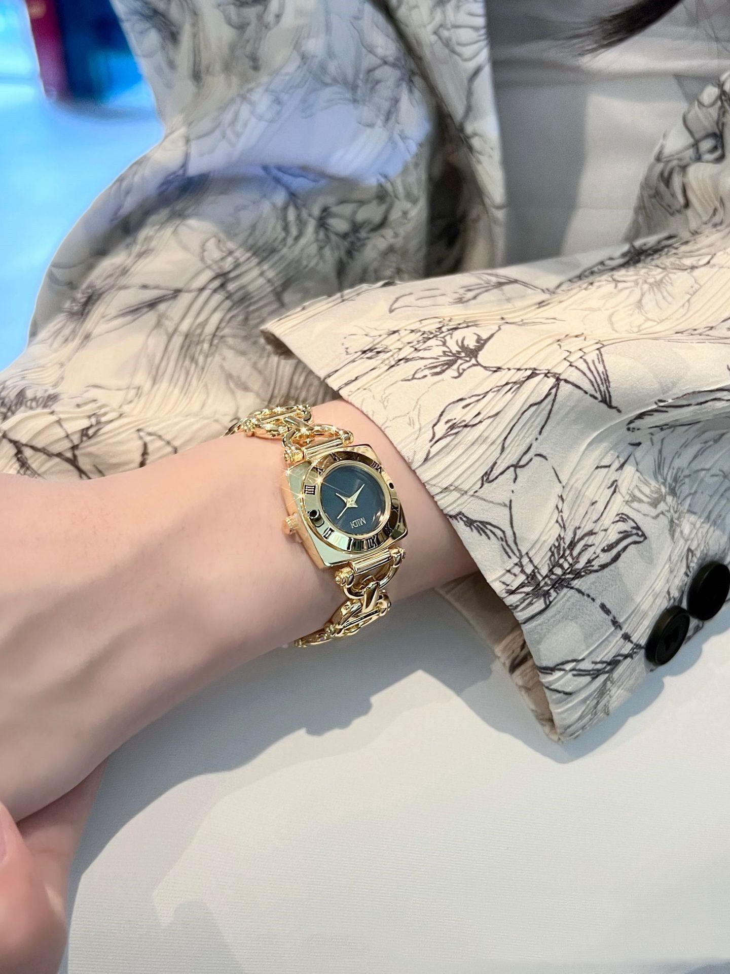 Women's Retro Small Square Bracelet Watch - Aaryan Malik اريان مالك