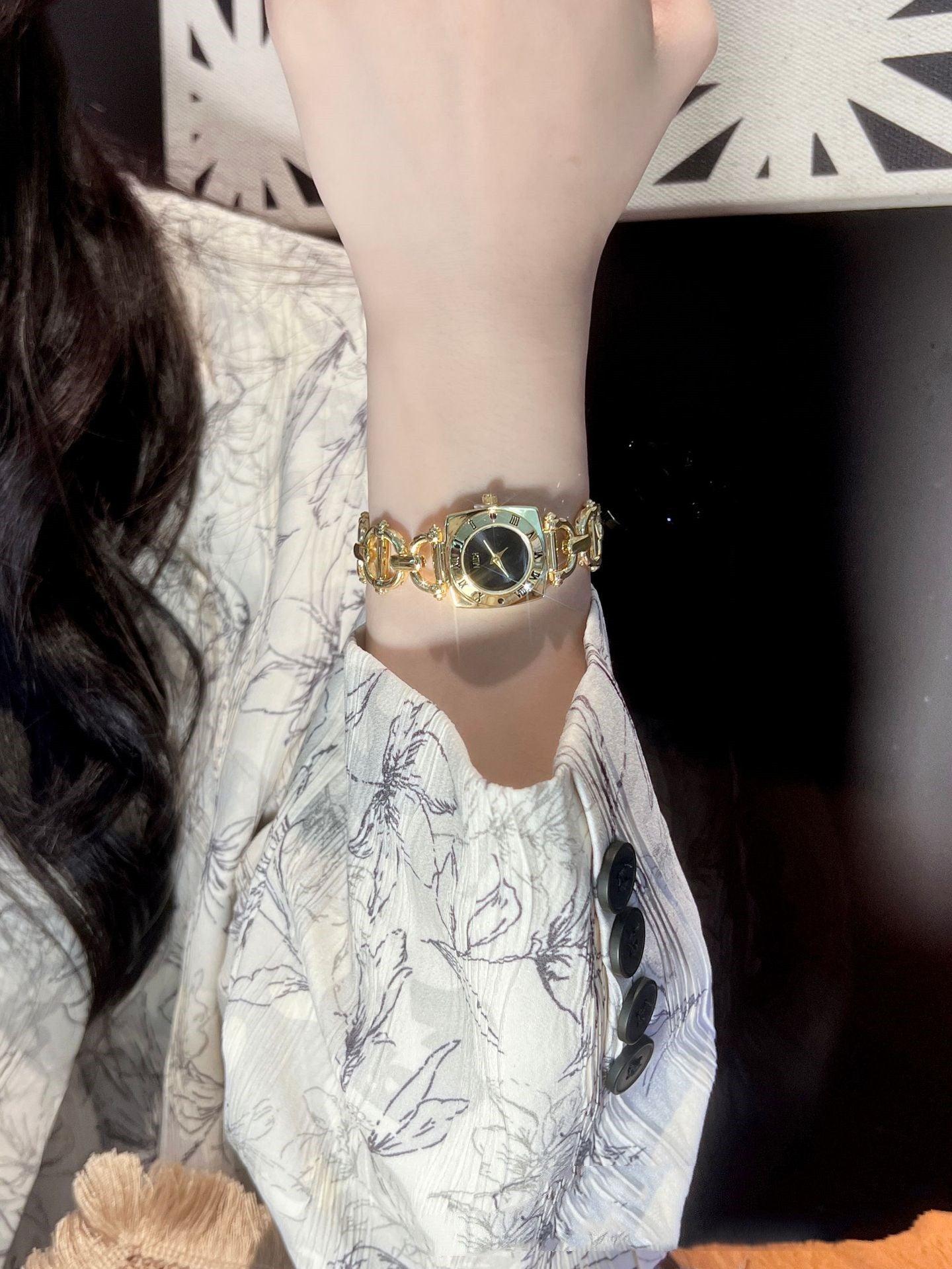 Women's Retro Small Square Bracelet Watch - Aaryan Malik اريان مالك