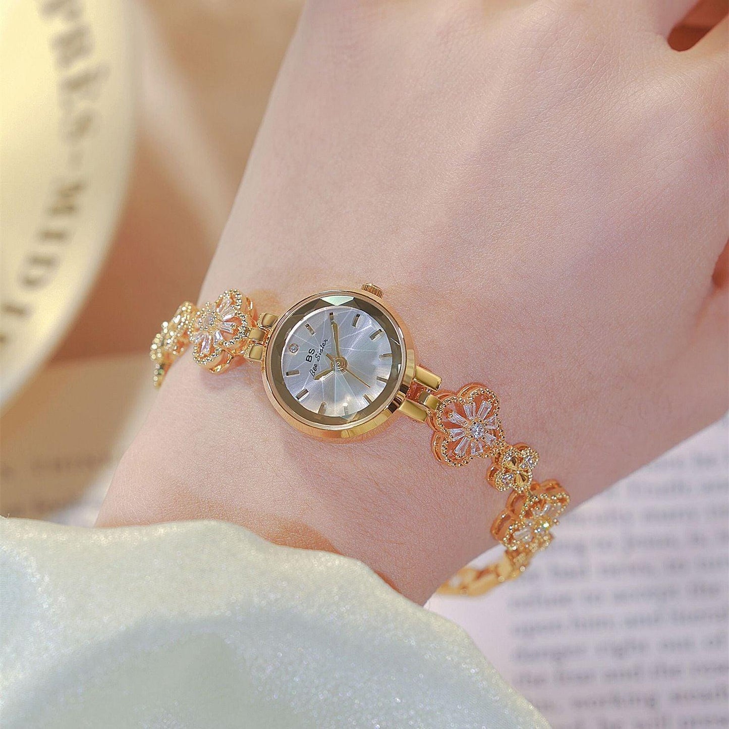 Fashion Personality Lucky Zircon Women's Watch - Aaryan Malik اريان مالك