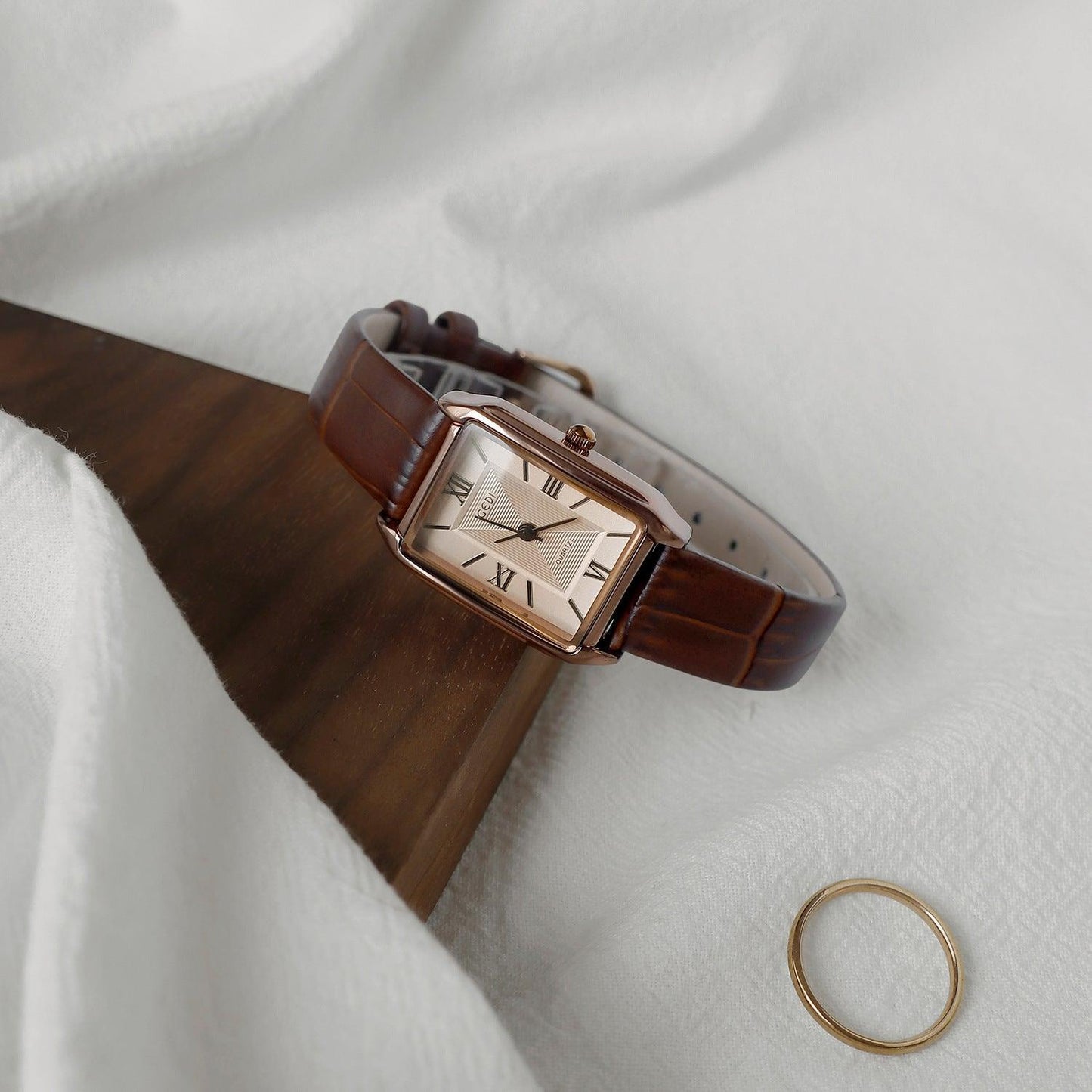 Women's Retro Elegant Waterproof Belt Small Square Watch - Aaryan Malik اريان مالك